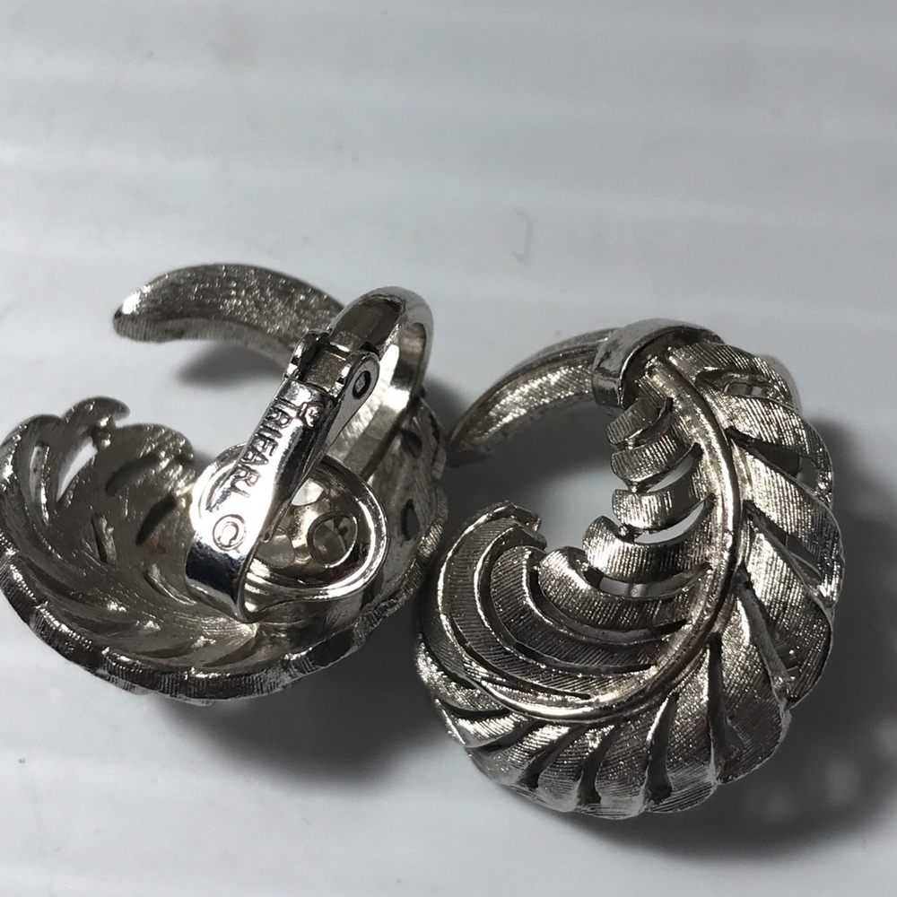 Vintage Signed Trifari silver tone textured Leaf Feather clip on earrings
